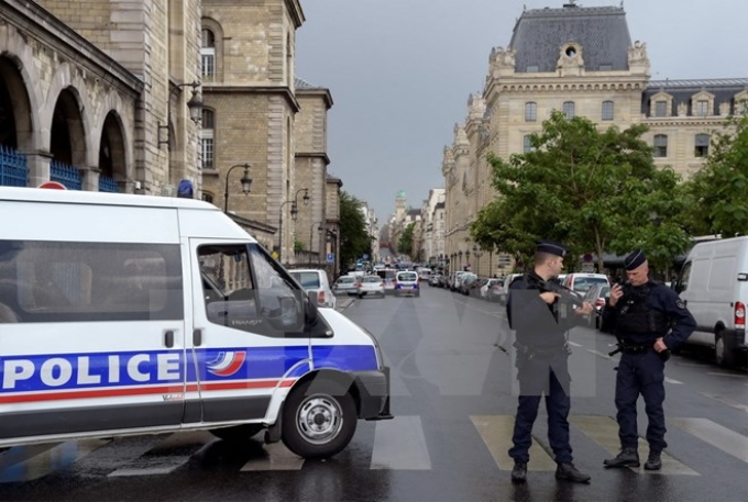 Cảnh sát có vũ trang phong tỏa hiện trường bên ngoài nhà thờ Notre-Dame ngày 6/6. (Nguồn: AFP/TTXVN)